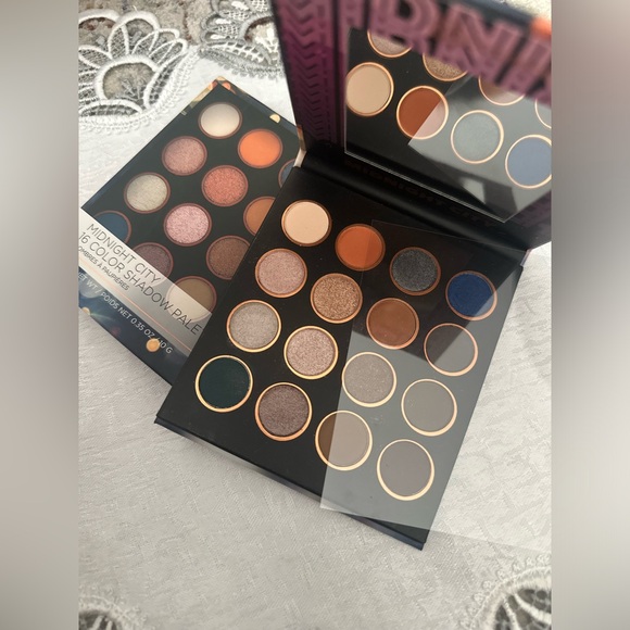 BH cosmetic eye shadow palette - Picture 2 of 2